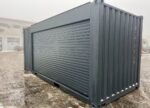 20-Fuß-Container mit Rolladen und Eingangstür RAL 7016 – Bild 3