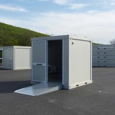 Neuer Sanitärbereich für Personen mit eingeschränkter Mobilität mit WC, Dusche und Waschbecken für Personen mit eingeschränkter Mobilität