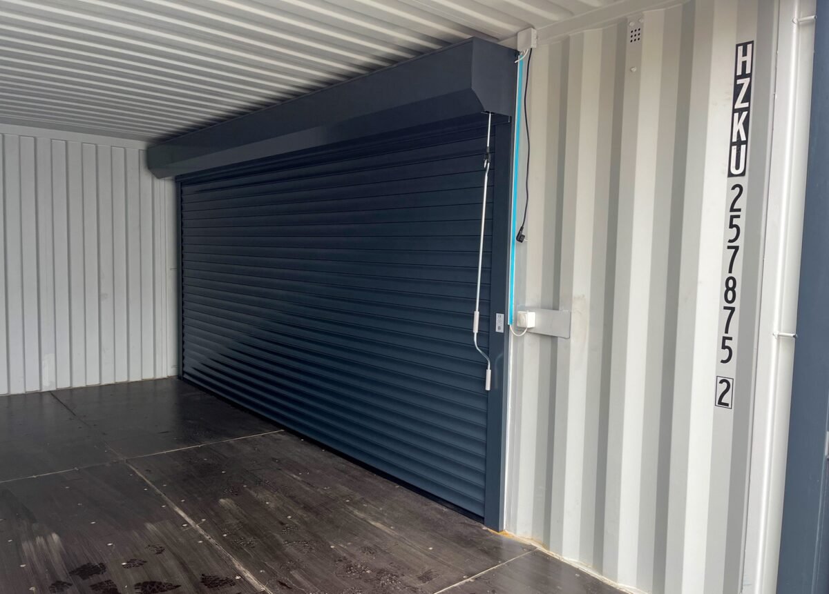 20-Fuß-Container mit Rolladen und Eingangstür RAL 7016 – Bild 4