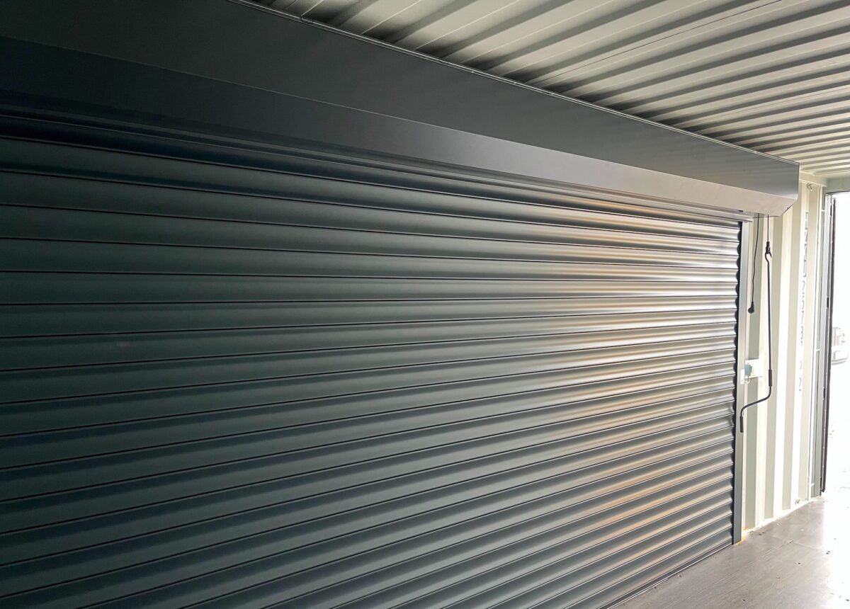 20-Fuß-Container mit Rolladen und Eingangstür RAL 7016 – Bild 2